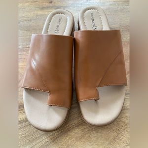 BARETRAPS tan toe loop sandal